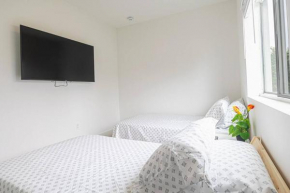 Cozy 3 Bed 2 Bath Apt W Free Parking Near Beach!
